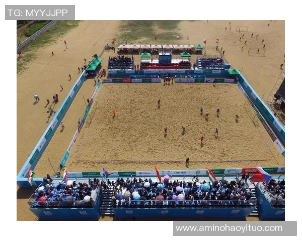 在海边的阳光下尽情踢足球感受沙滩与海浪的激情与快乐