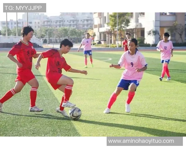 在绿茵场上尽情挥洒青春激情踩足球转圈感受运动的魅力与乐趣